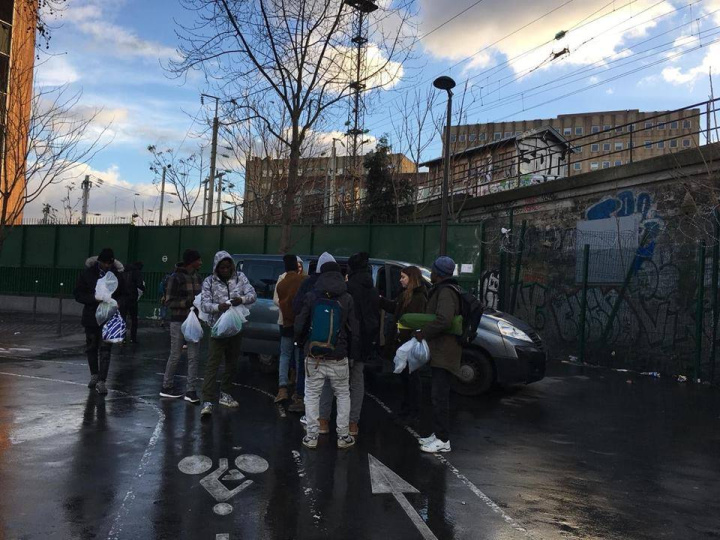 Distribution de vêtements à Paris, par l'association Utopia 56